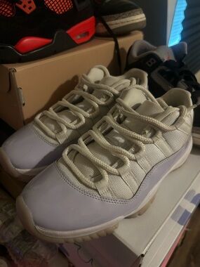 Jordan 11 low pure violet 7.5